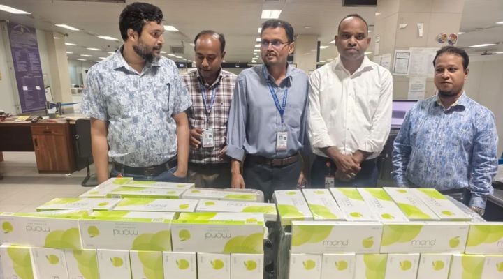 চট্টগ্রাম বিমানবন্দরে দুই যাত্রীর থেকে ৪২৯ কার্টন সিগারেট জব্দ